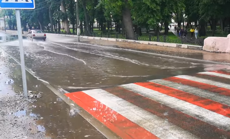 вулиця Батюка, злива, вода, ремонт дороги, зливова каналізація