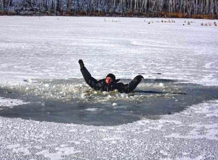 Любителів зимової риболовлі попереджають про тонкий лід